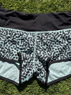 Lululemon speed up short 2.5” Black & Light Blue spotted Print